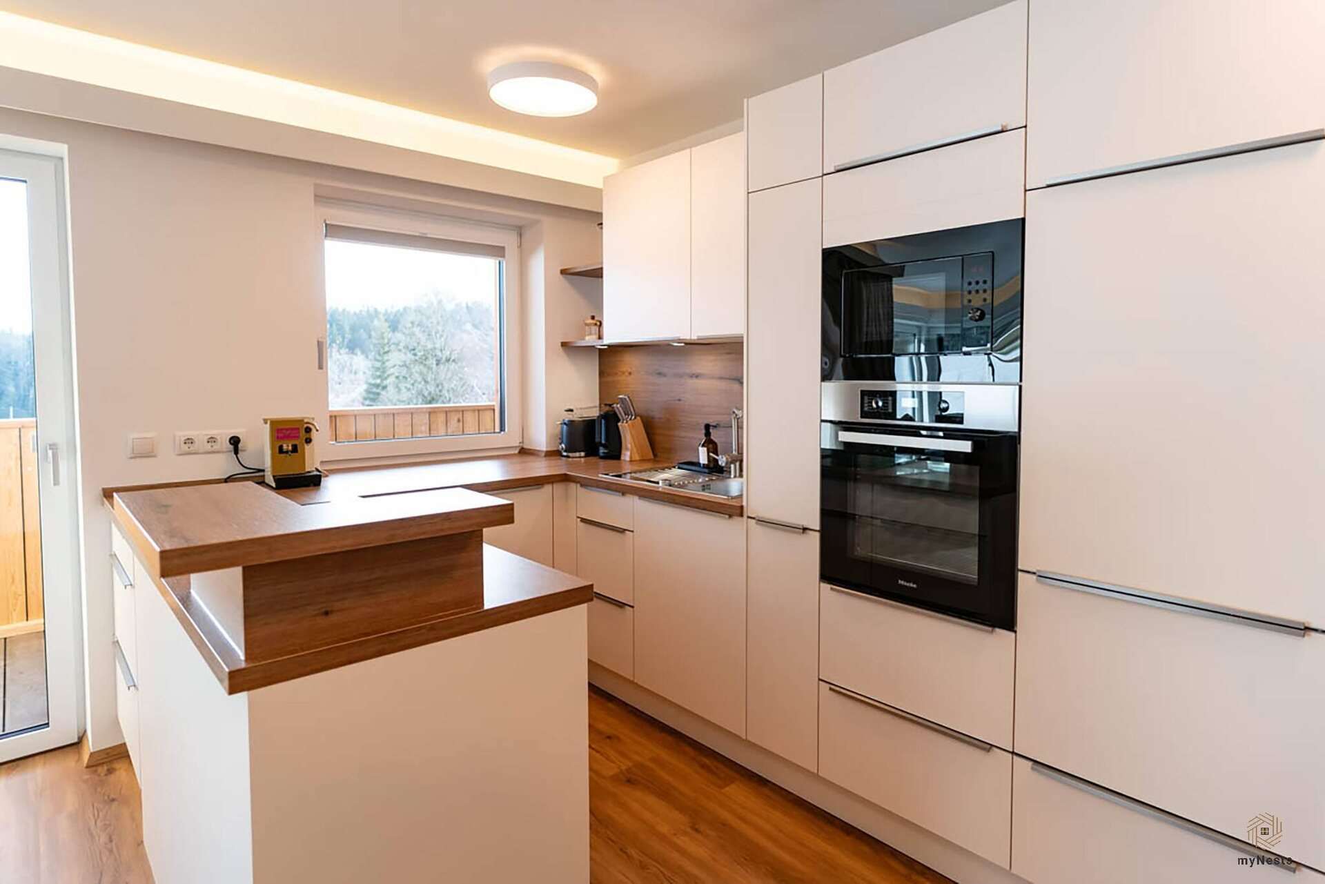 Kuchyňská linka s troubou a oknem v apartmánu Amsel 5