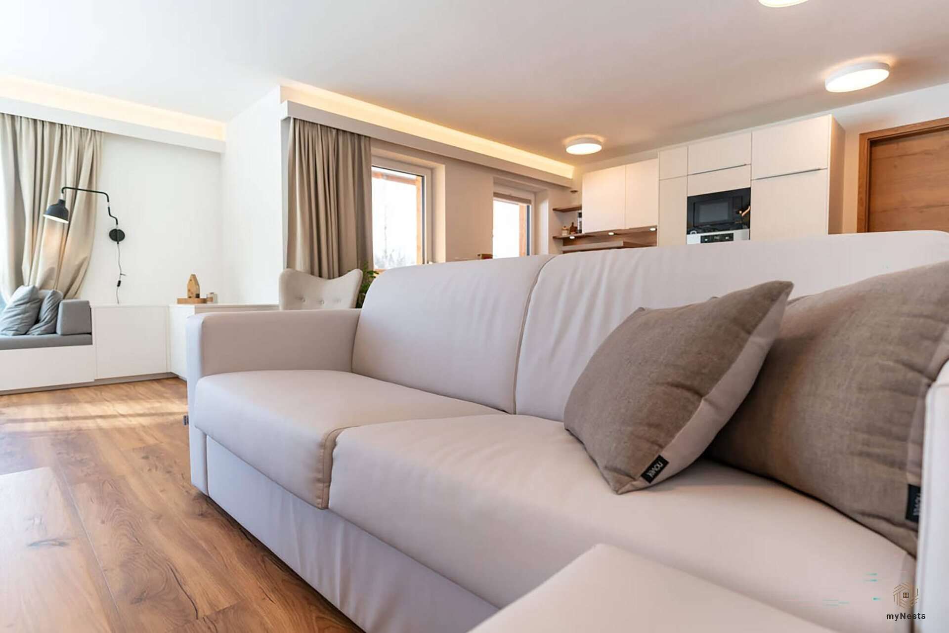 Světlá pohovka v obývací části apartmánu Amsel 5