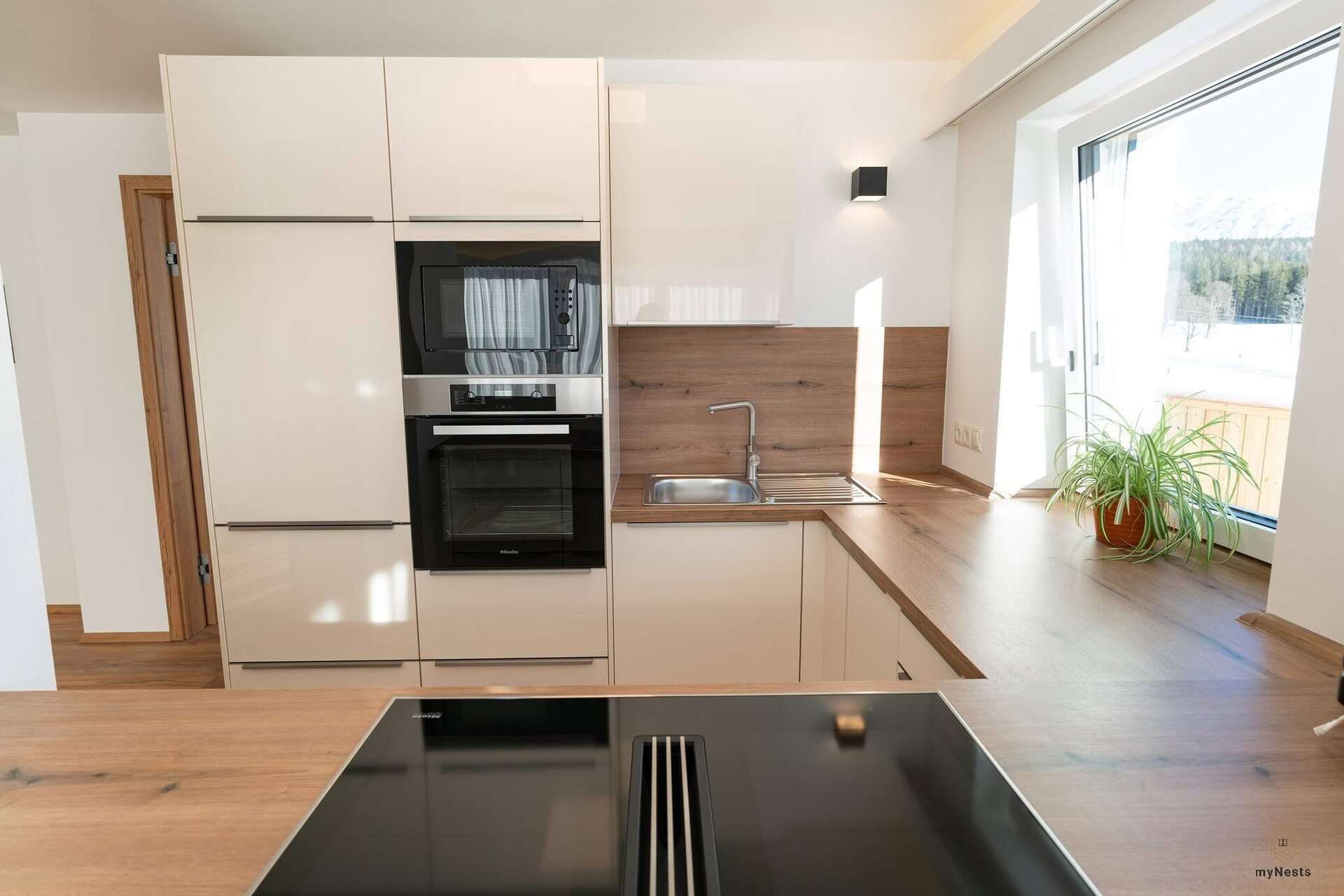 Kuchyň s varnou deskou, troubou a mikrovlnnou troubou v apartmánu Bachstelze 10