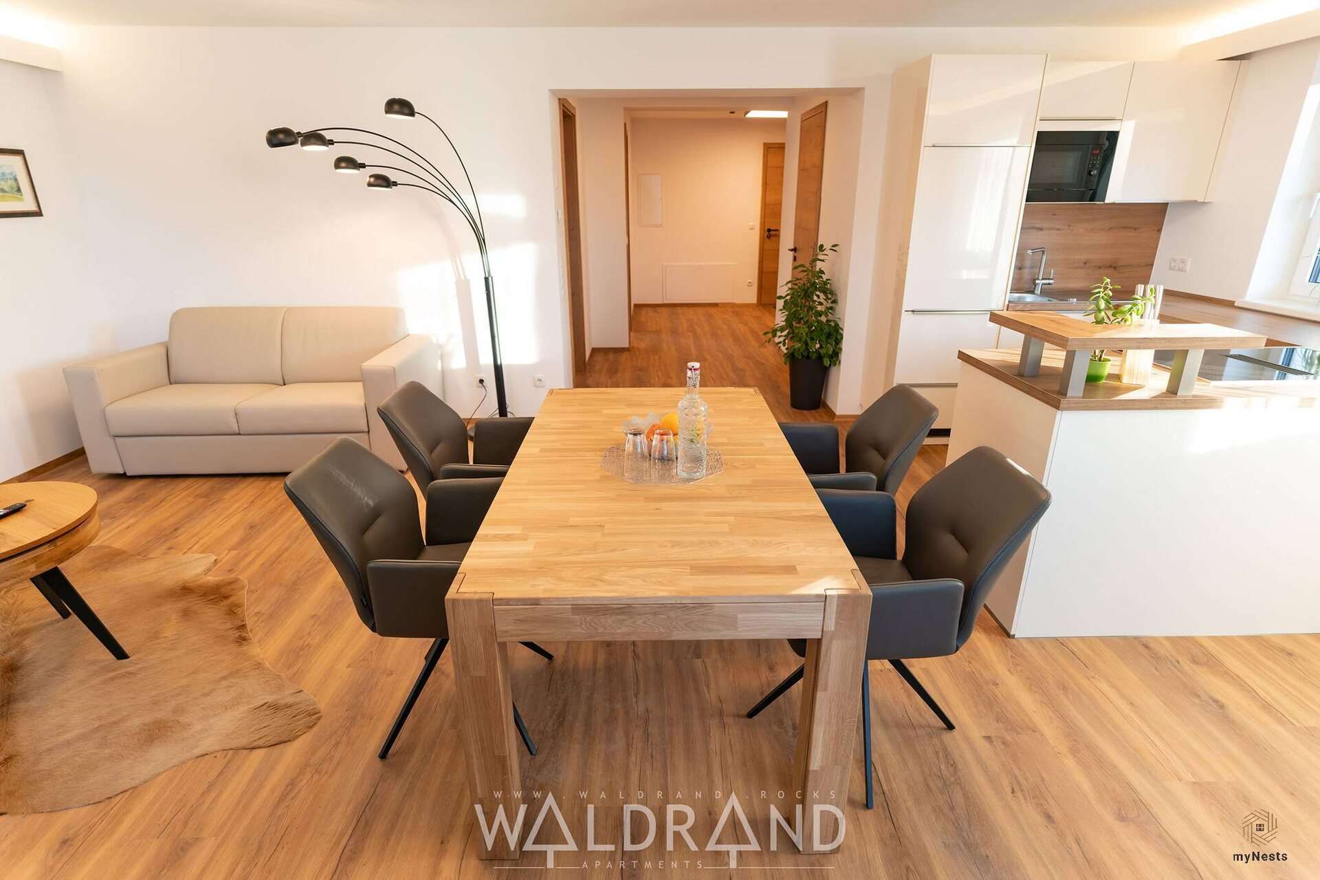 Dřevěný jídelní stůl se šesti židlemi v apartmánu Blaumeise 8