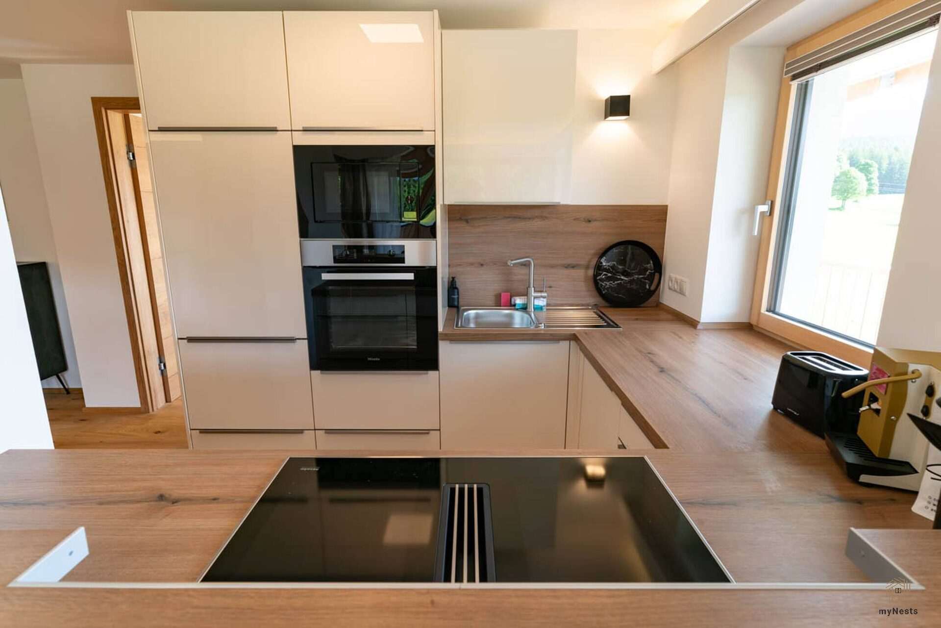 Kuchyň s indukční varnou deskou, troubou a mikrovlnnou troubou v apartmánu Fink 6