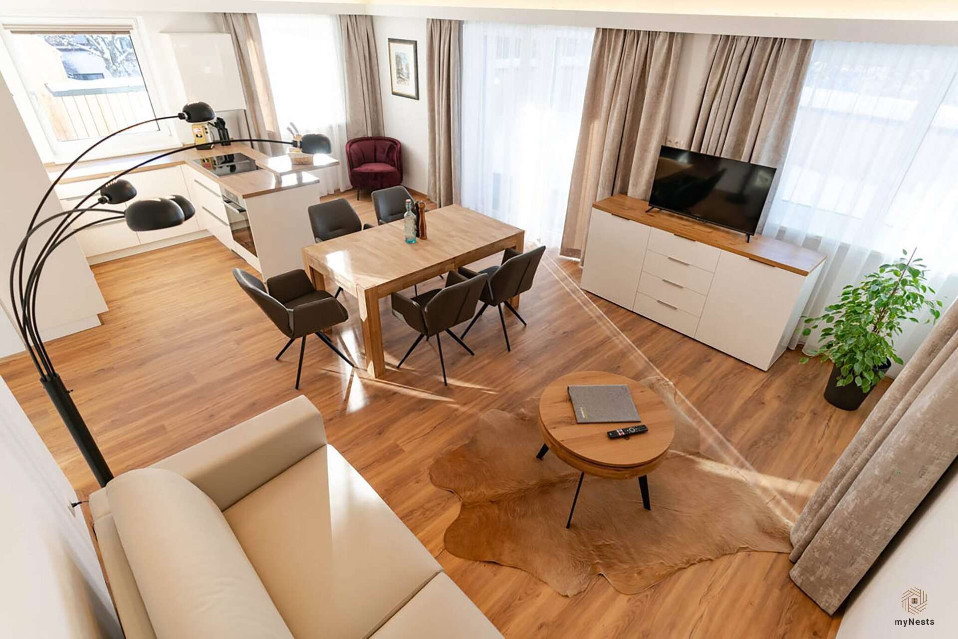 Obývací část s pohovkou, konferenčním stolkem a jídelním stolem v apartmánu Lerche 4