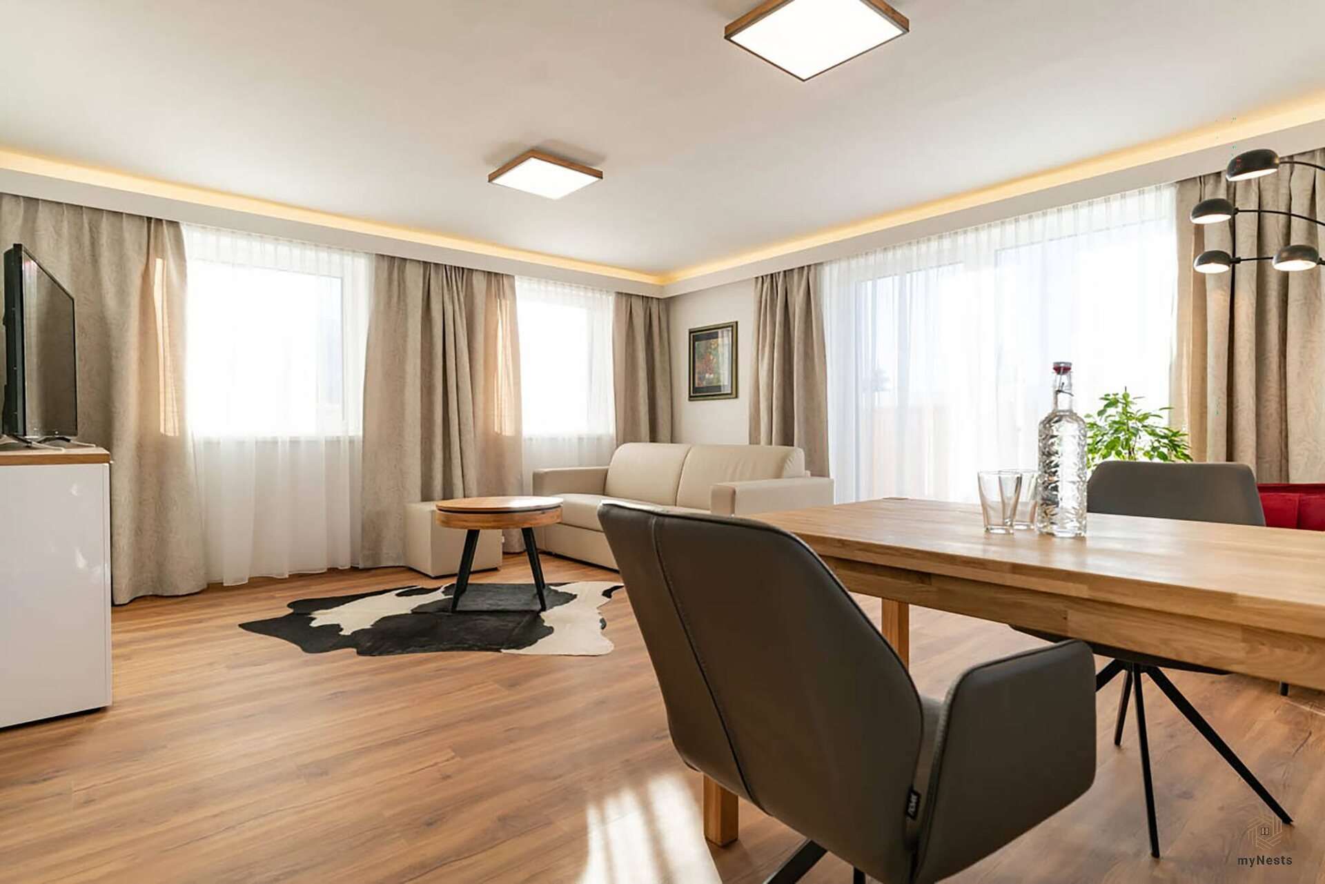 Jídelní stůl se židlemi před obývací částí v apartmánu Rotschwänzchen 12