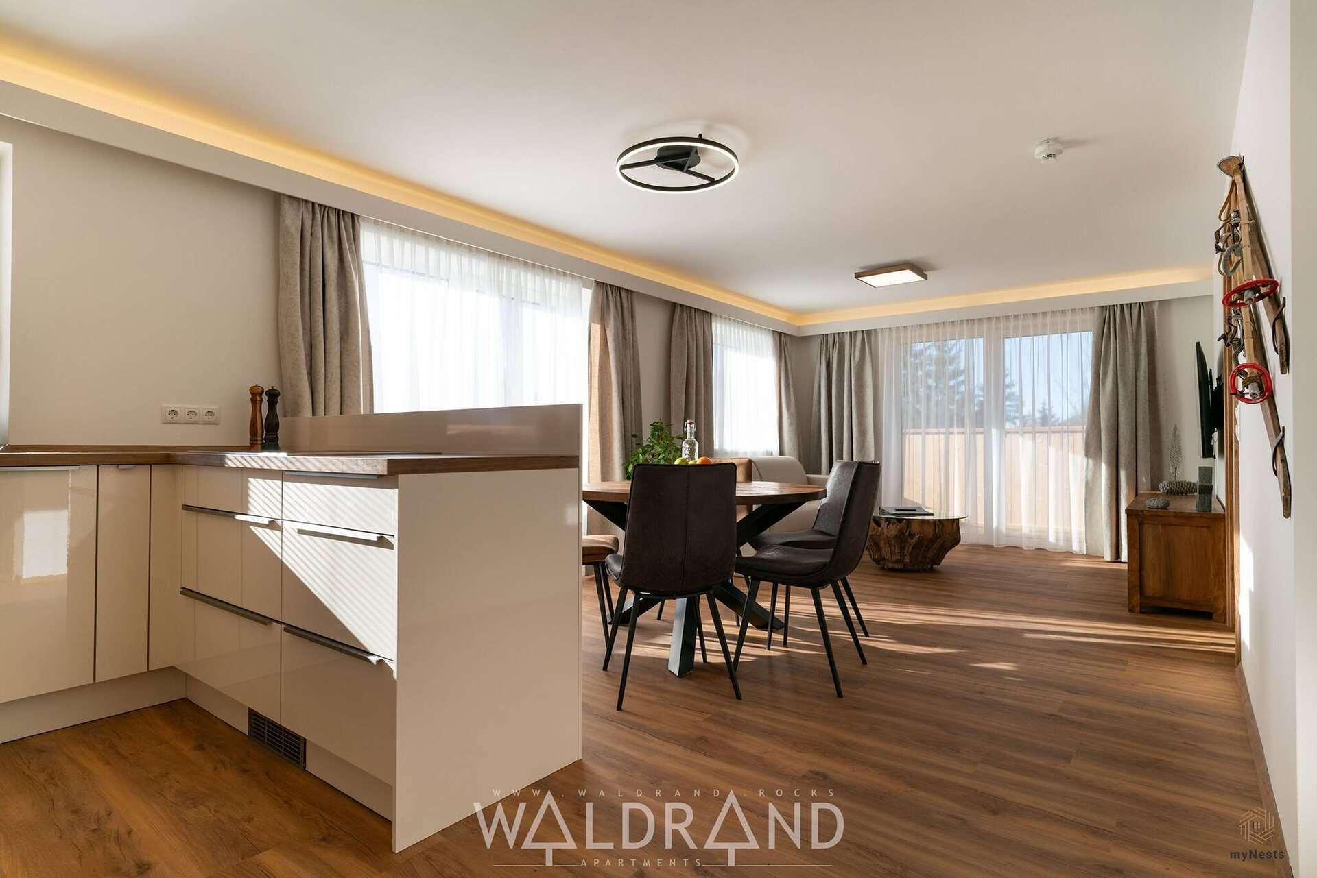Kuchyňský pult s jídelním koutem za ním v apartmánu Schnepfe 11