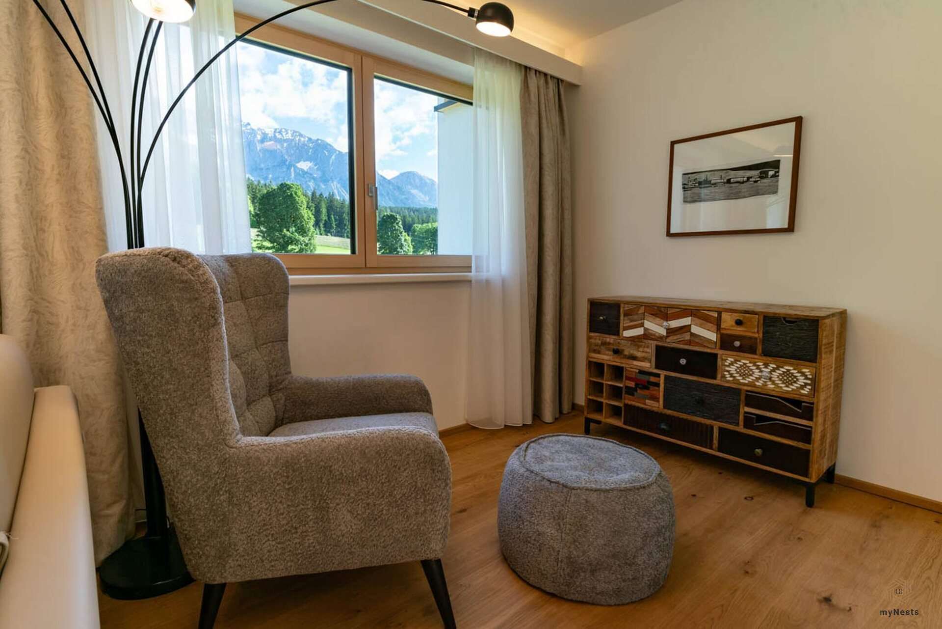 Křeslo ušák u okna s výhledem na hory v apartmánu Zaunkönig 9