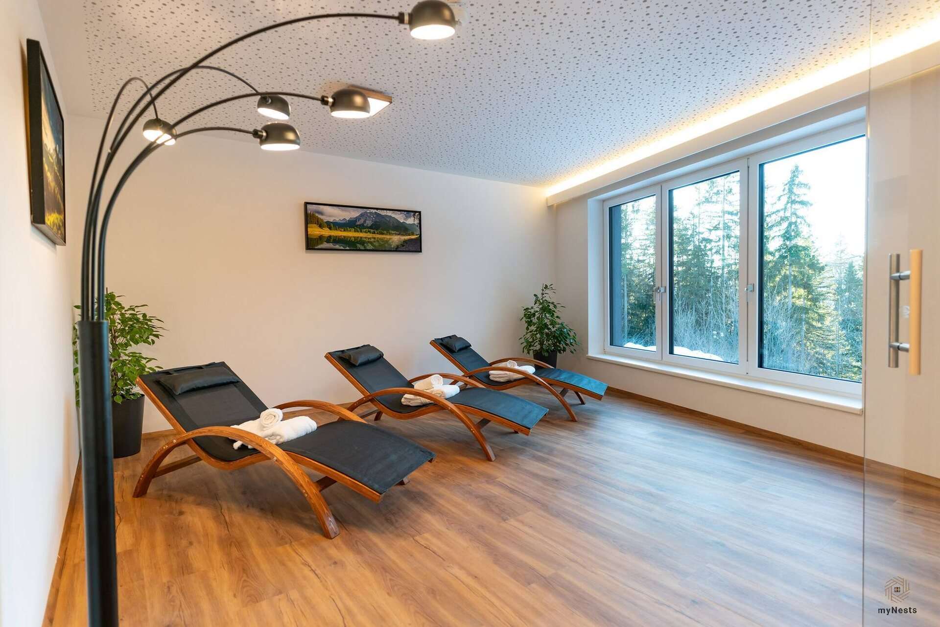 Odpočívárna s lehátky, obloukovou lampou a výhledem do zeleně